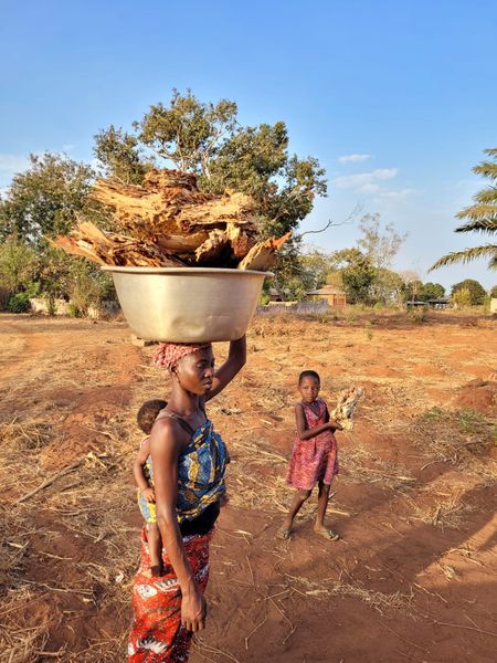 Togo - Frau mit Holz in Lome - 318.jpg